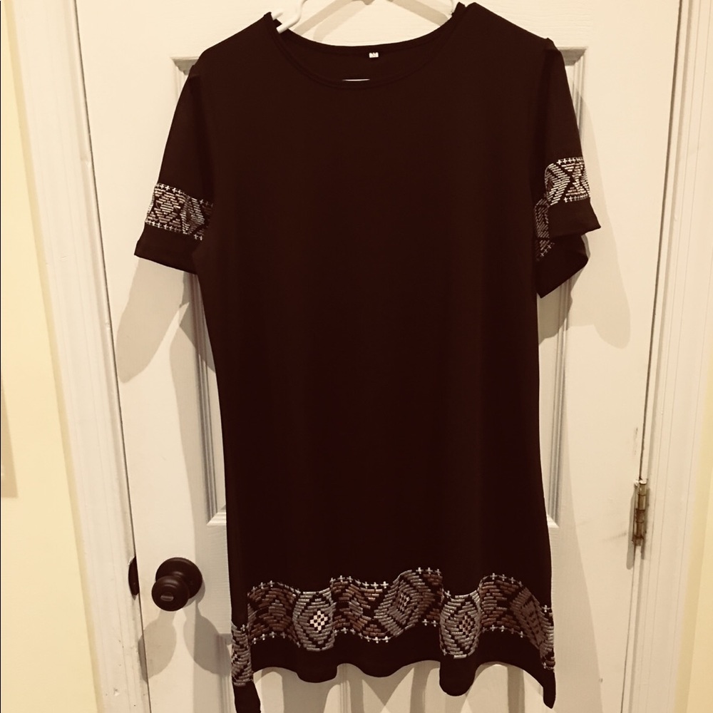 Short sleeve black dress with embroidered design